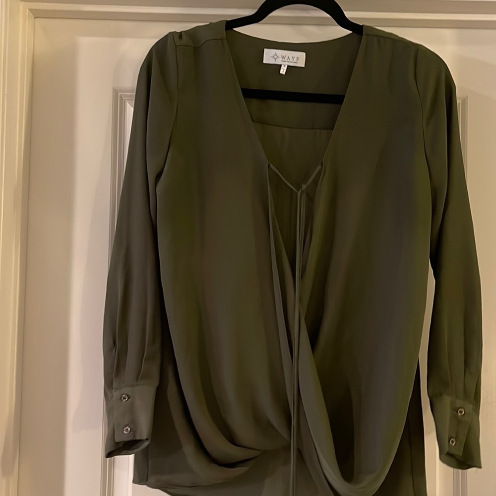 Beautiful WAYF flowy crossover top